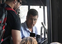 Los usuarios pasan su código al acceder al autobús.