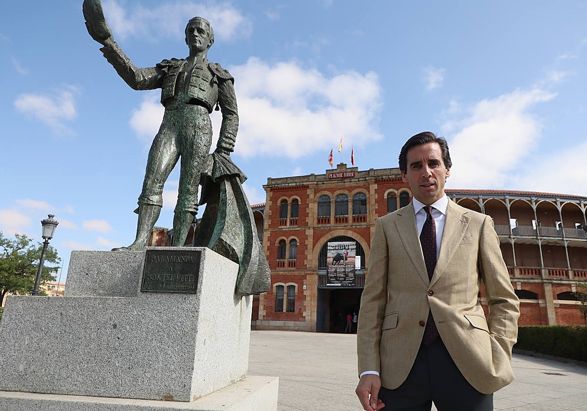 Juan Ortega junto a la estatua de El Viti el pasado martes.