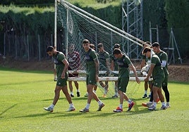 Los jugadores de Unionistas desplazan una portería en el entrenamiento de esta semana en el anexo al Tori.