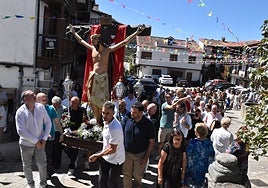 Los fieles cargaron con el Cristo que, debido a su altura, tuvo que ser llevado en los brazos para evitar los banderines