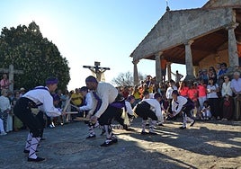 El grupo de paleo realizó este baile delante del Cristo