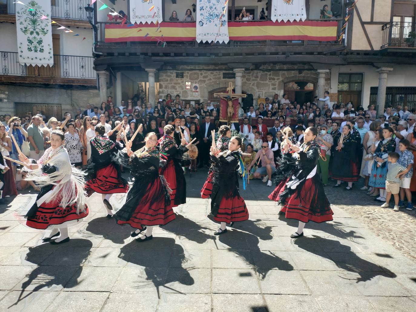 San Esteban de la Sierra luce con esplendor en el día del Cristo