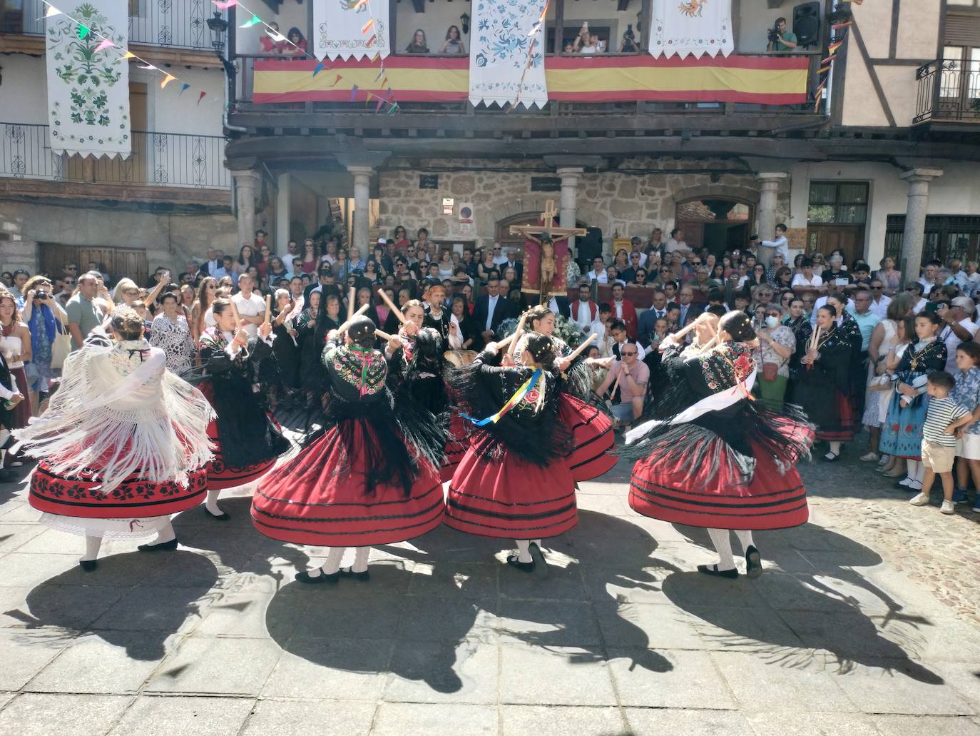 San Esteban de la Sierra luce con esplendor en el día del Cristo