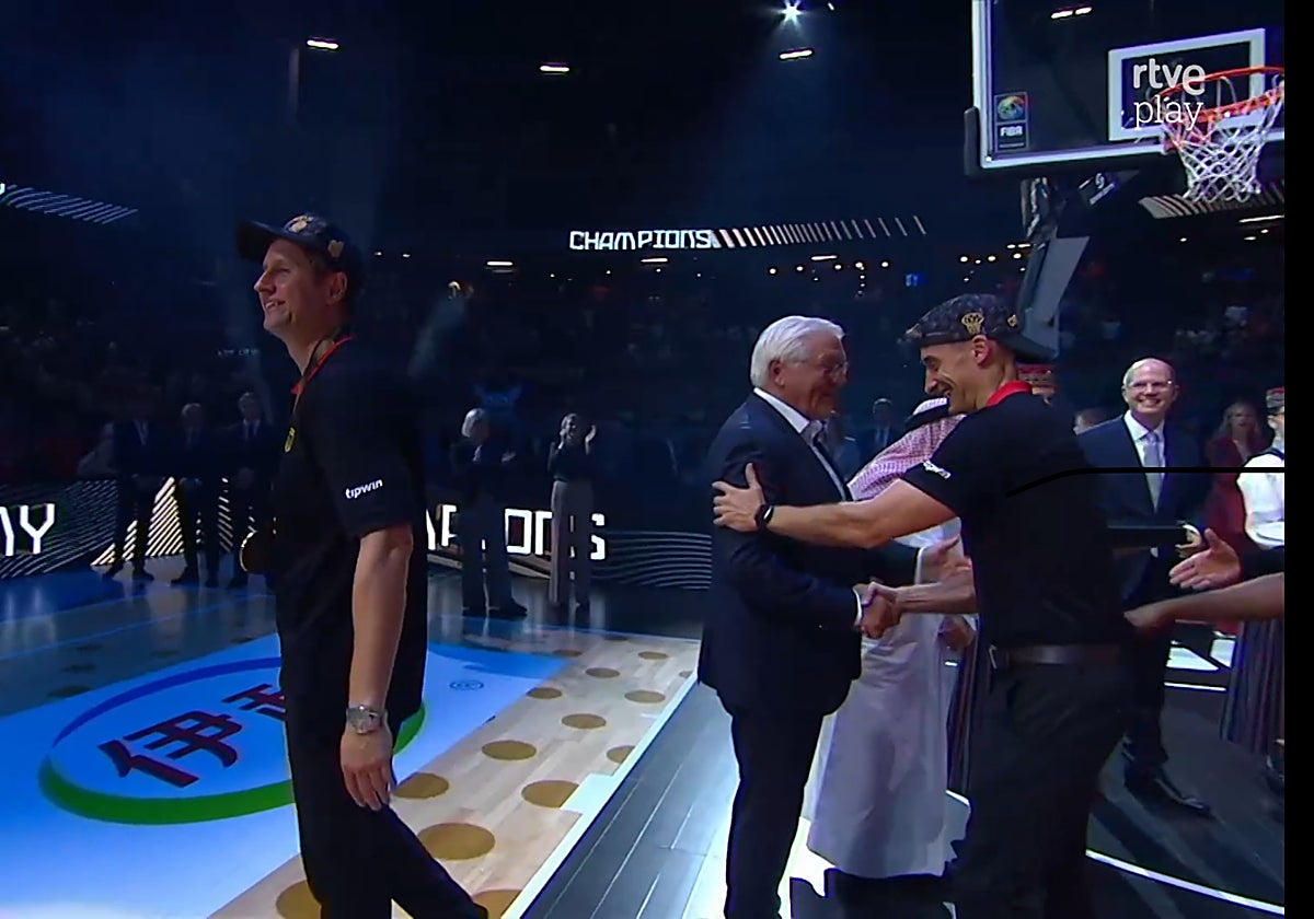 Alberto Miranda, a la derecha, tras recibir su medalla.