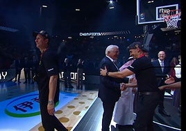 Alberto Miranda, a la derecha, tras recibir su medalla.