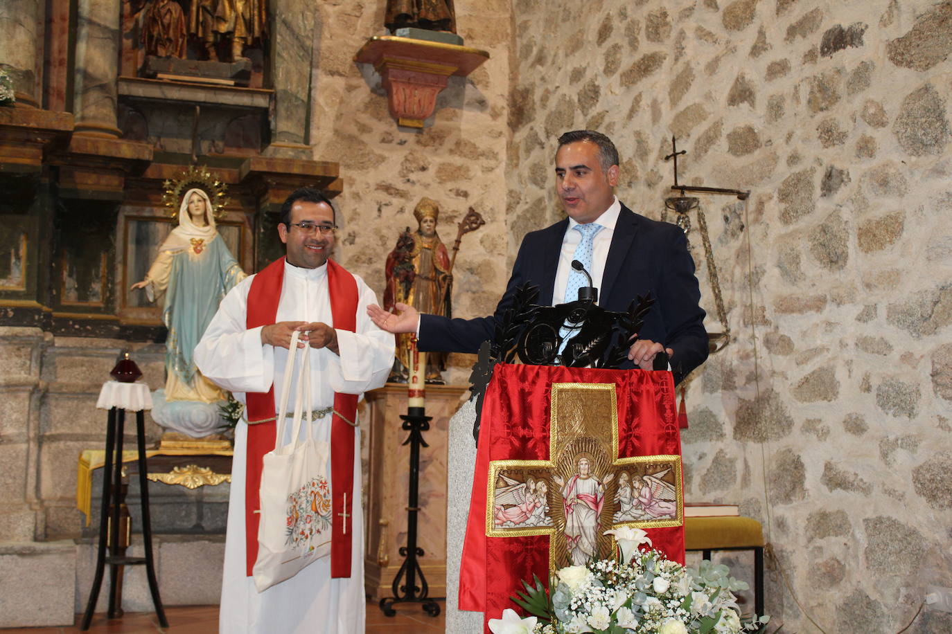 San Esteban de la Sierra luce con esplendor en el día del Cristo