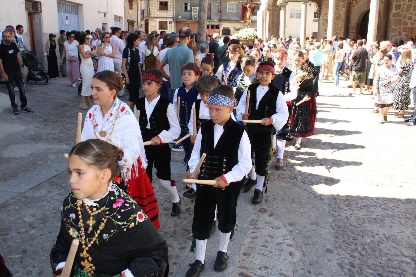 San Esteban de la Sierra luce con esplendor en el día del Cristo