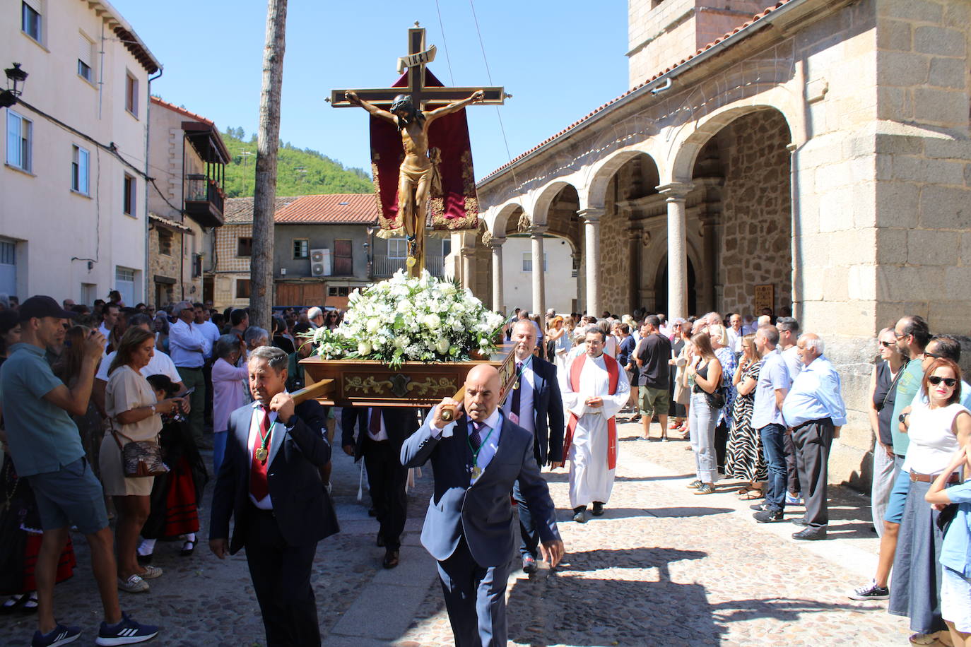 San Esteban de la Sierra luce con esplendor en el día del Cristo