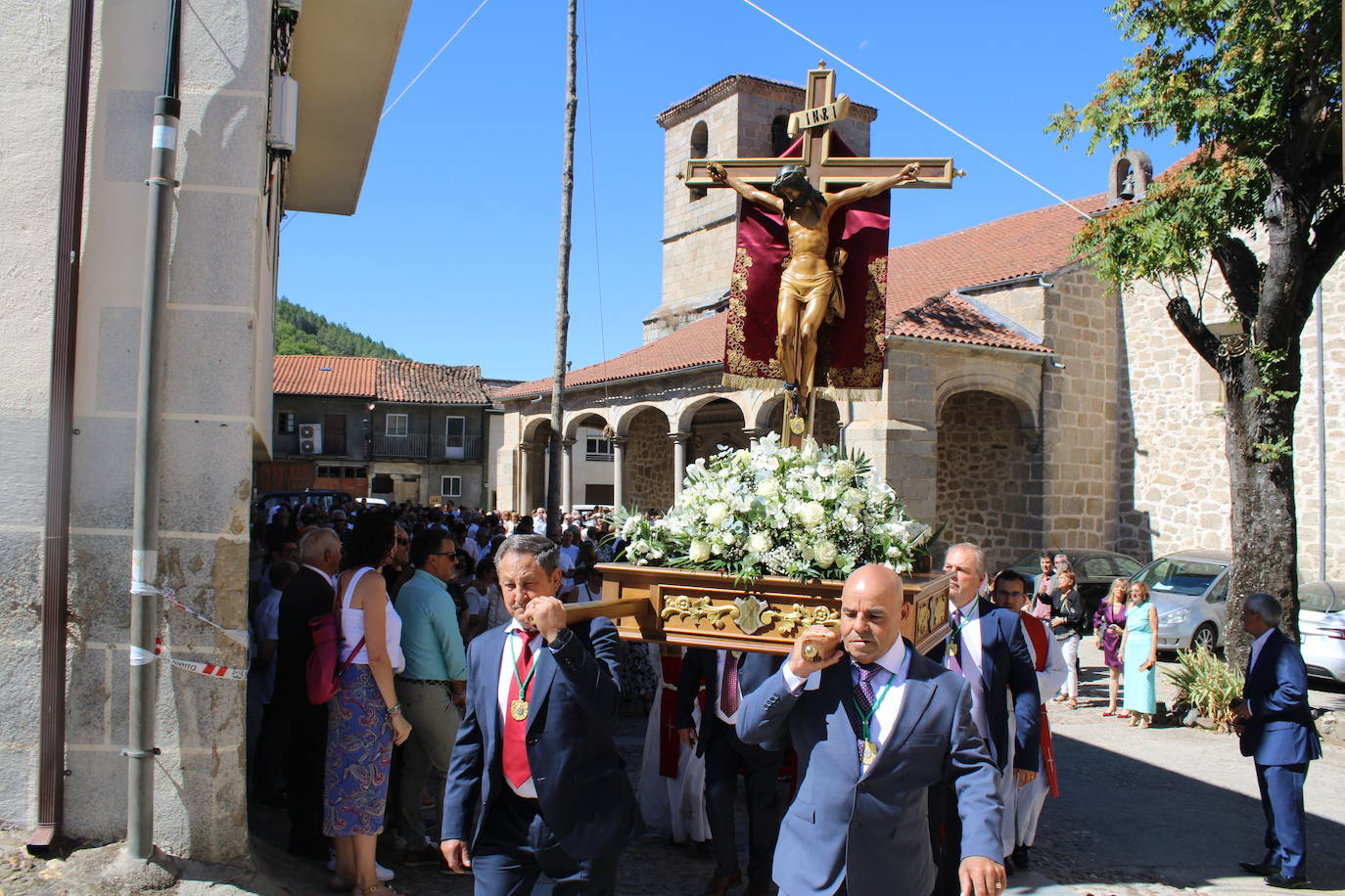 San Esteban de la Sierra luce con esplendor en el día del Cristo