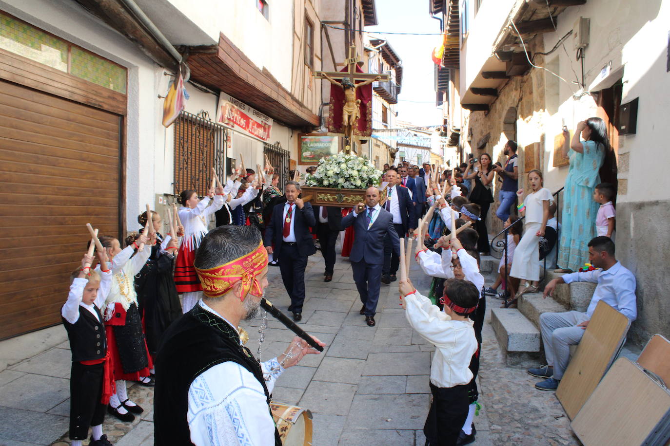 San Esteban de la Sierra luce con esplendor en el día del Cristo