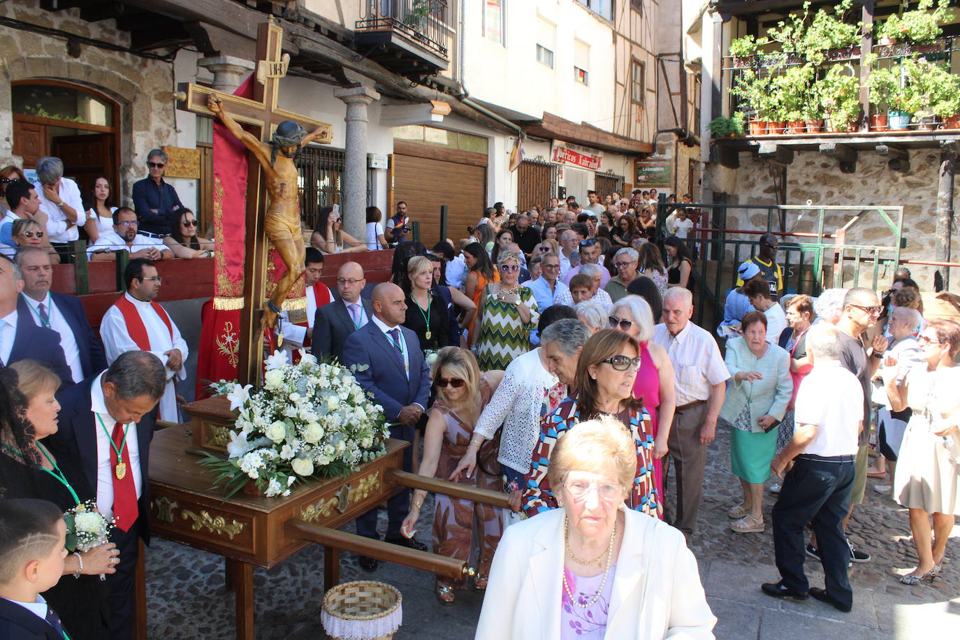 San Esteban de la Sierra luce con esplendor en el día del Cristo