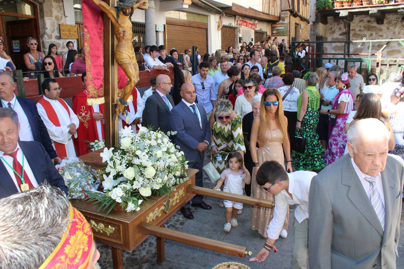 San Esteban de la Sierra luce con esplendor en el día del Cristo