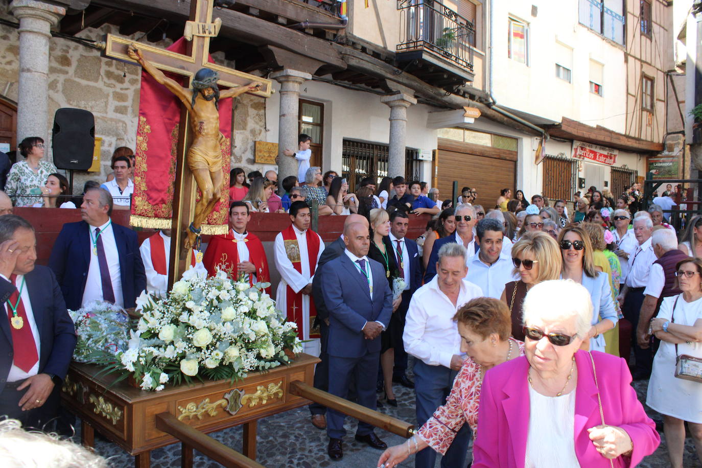 San Esteban de la Sierra luce con esplendor en el día del Cristo