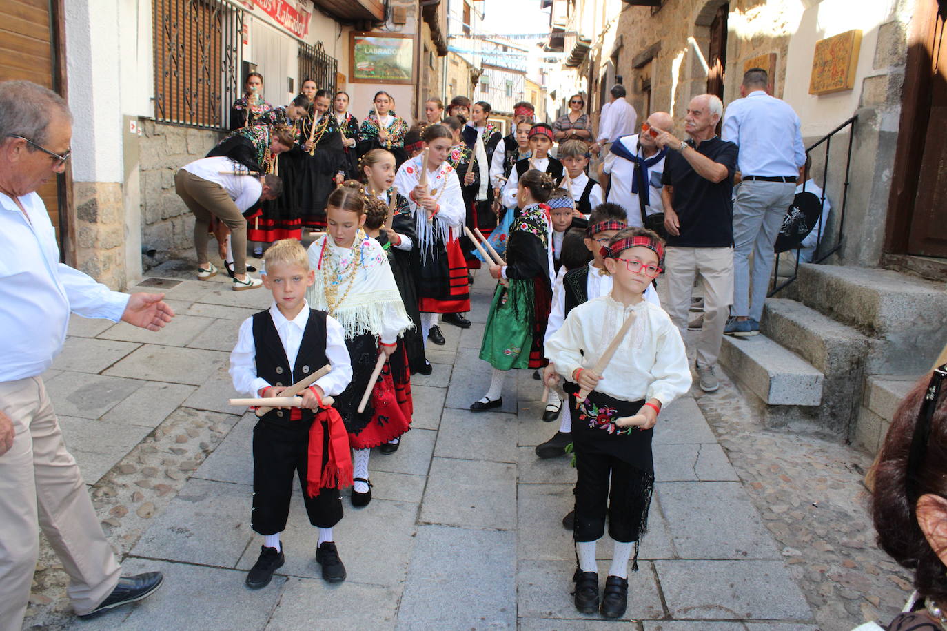 San Esteban de la Sierra luce con esplendor en el día del Cristo