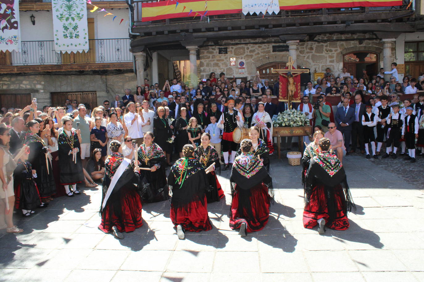 San Esteban de la Sierra luce con esplendor en el día del Cristo