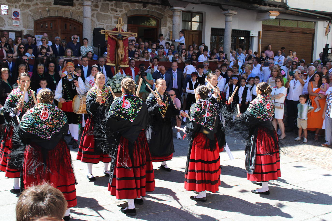 San Esteban de la Sierra luce con esplendor en el día del Cristo