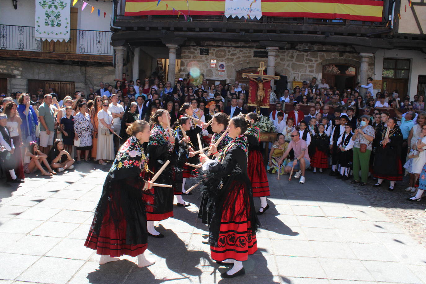 San Esteban de la Sierra luce con esplendor en el día del Cristo