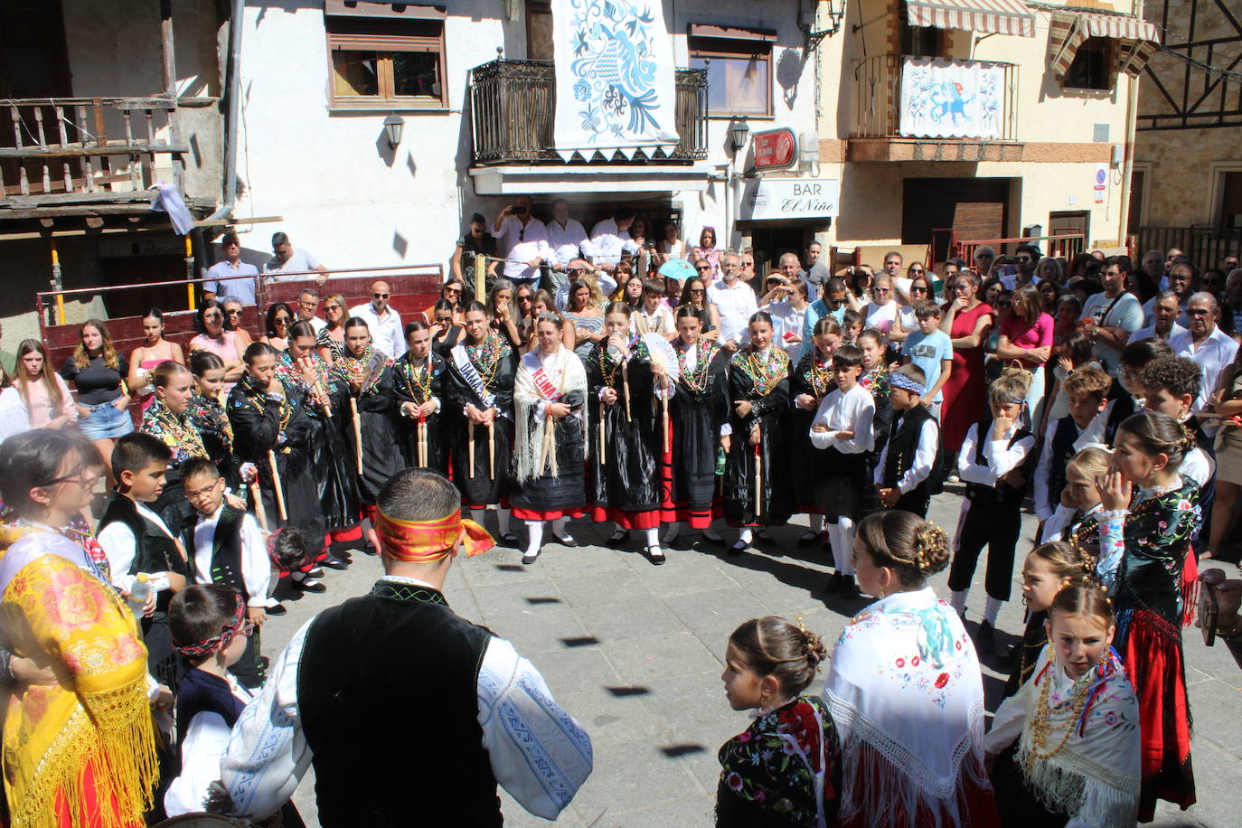 San Esteban de la Sierra luce con esplendor en el día del Cristo