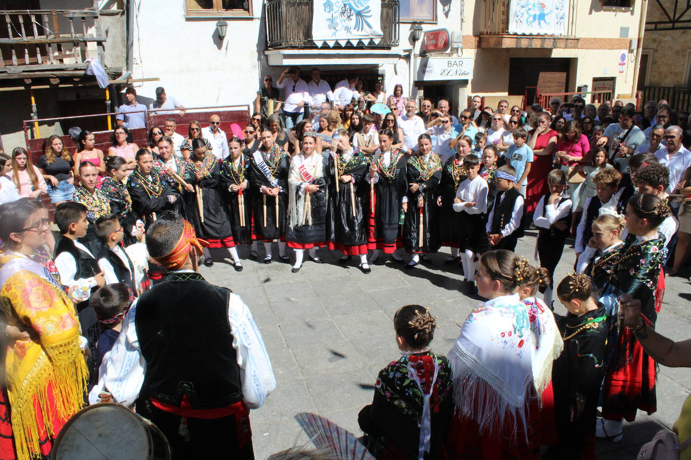 San Esteban de la Sierra luce con esplendor en el día del Cristo
