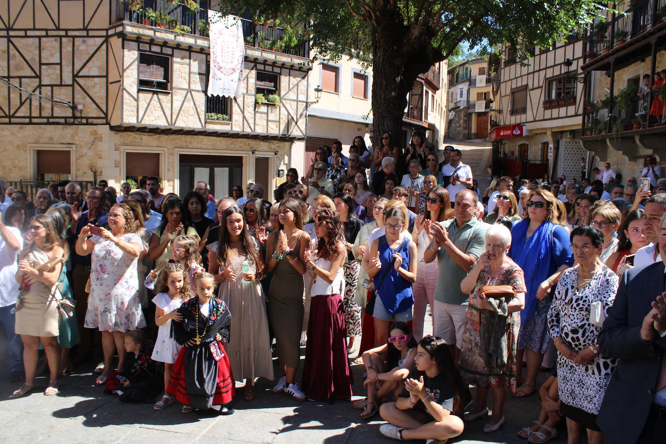 San Esteban de la Sierra luce con esplendor en el día del Cristo