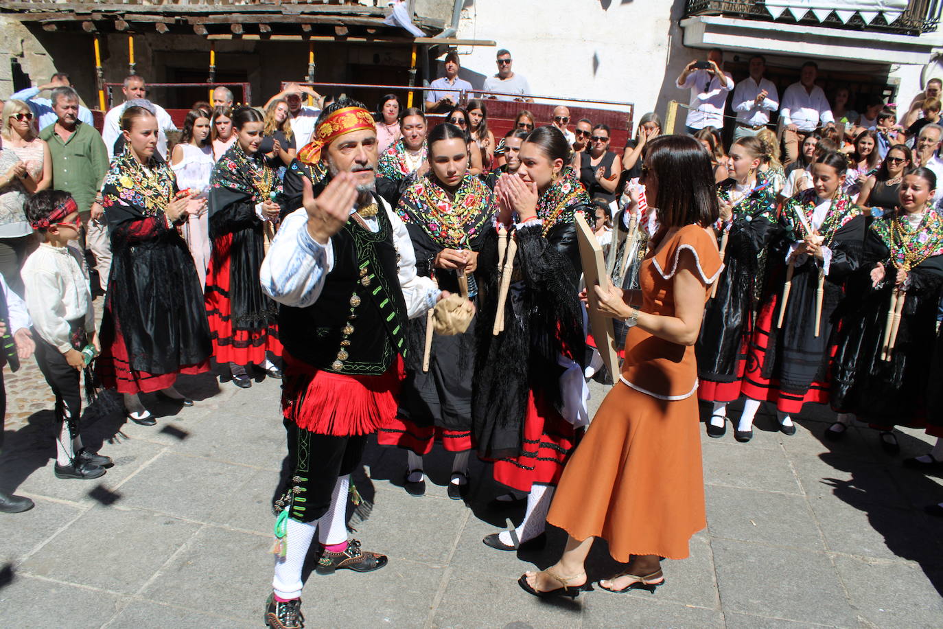 San Esteban de la Sierra luce con esplendor en el día del Cristo