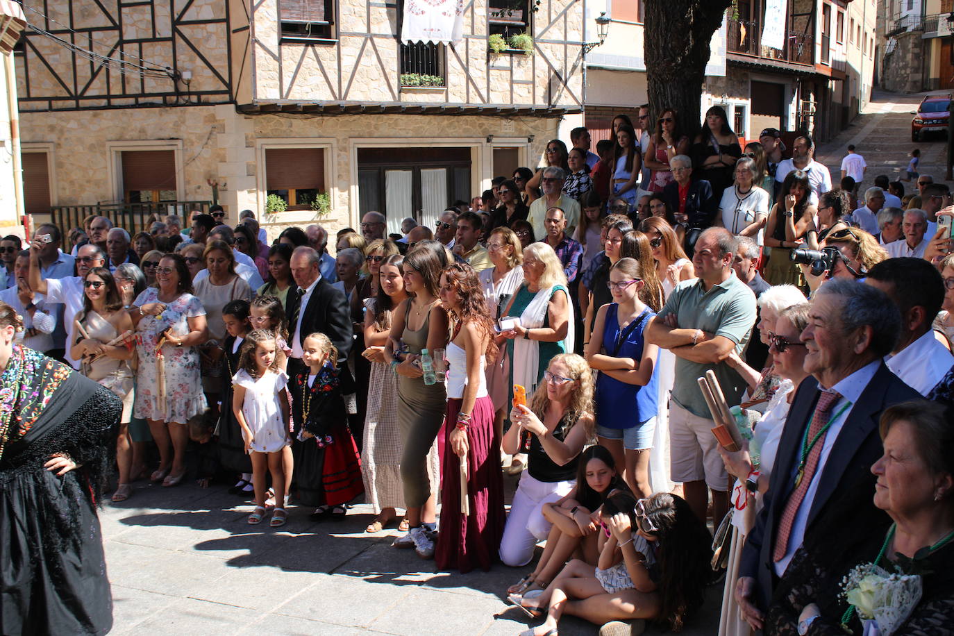 San Esteban de la Sierra luce con esplendor en el día del Cristo