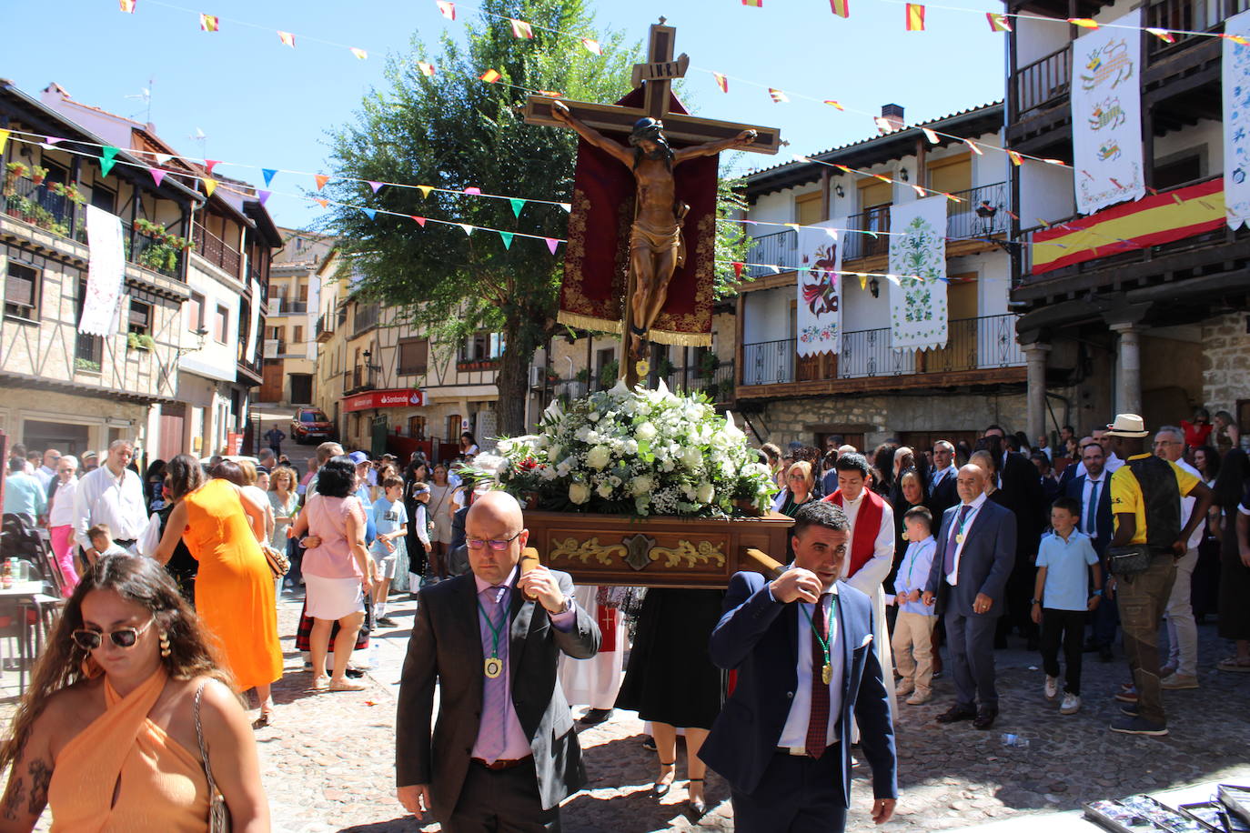 San Esteban de la Sierra luce con esplendor en el día del Cristo