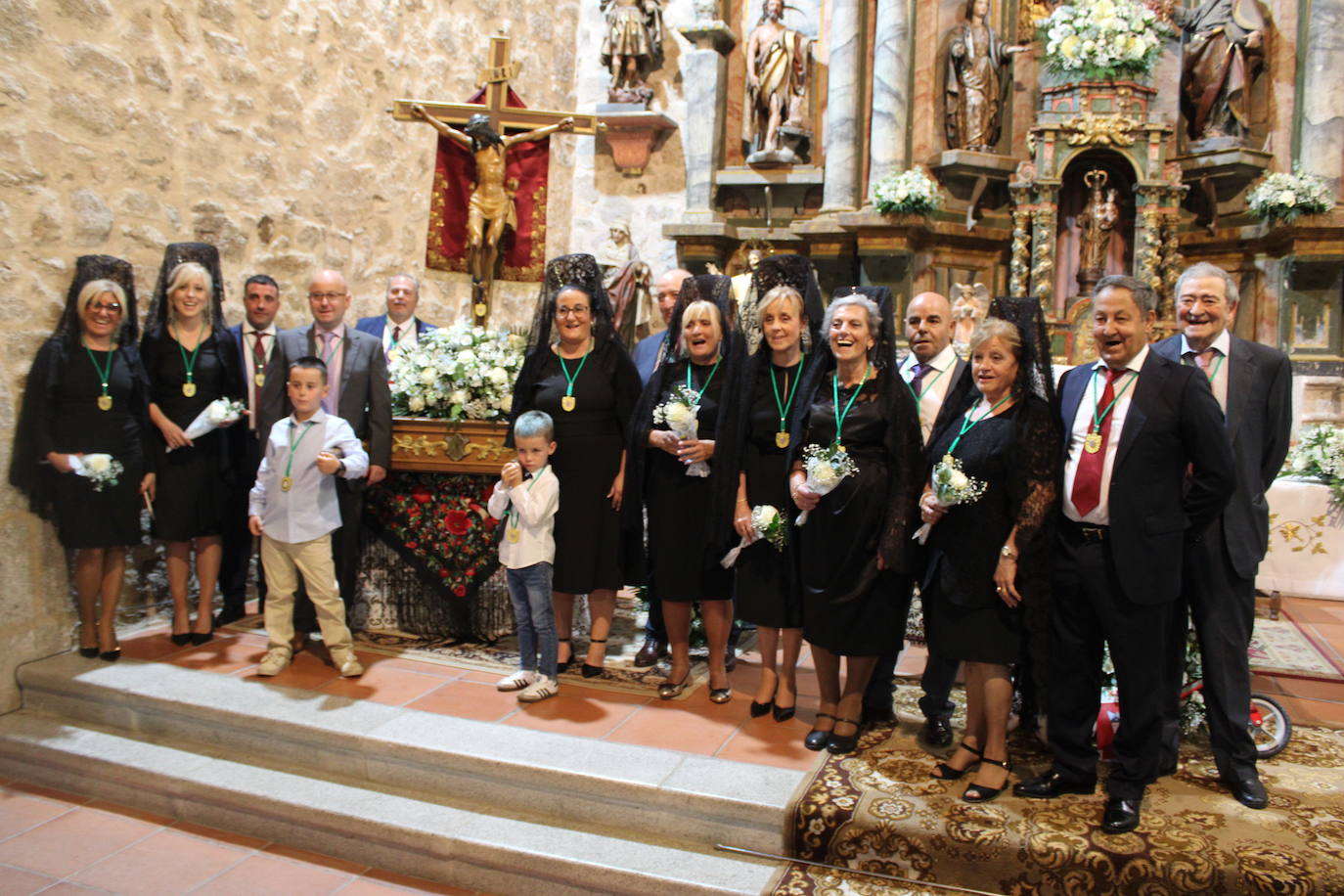 San Esteban de la Sierra luce con esplendor en el día del Cristo