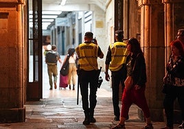 Dos agentes de la Policía Local velan por la seguridad en la Plaza Mayor, lugar de uno de los altercados.