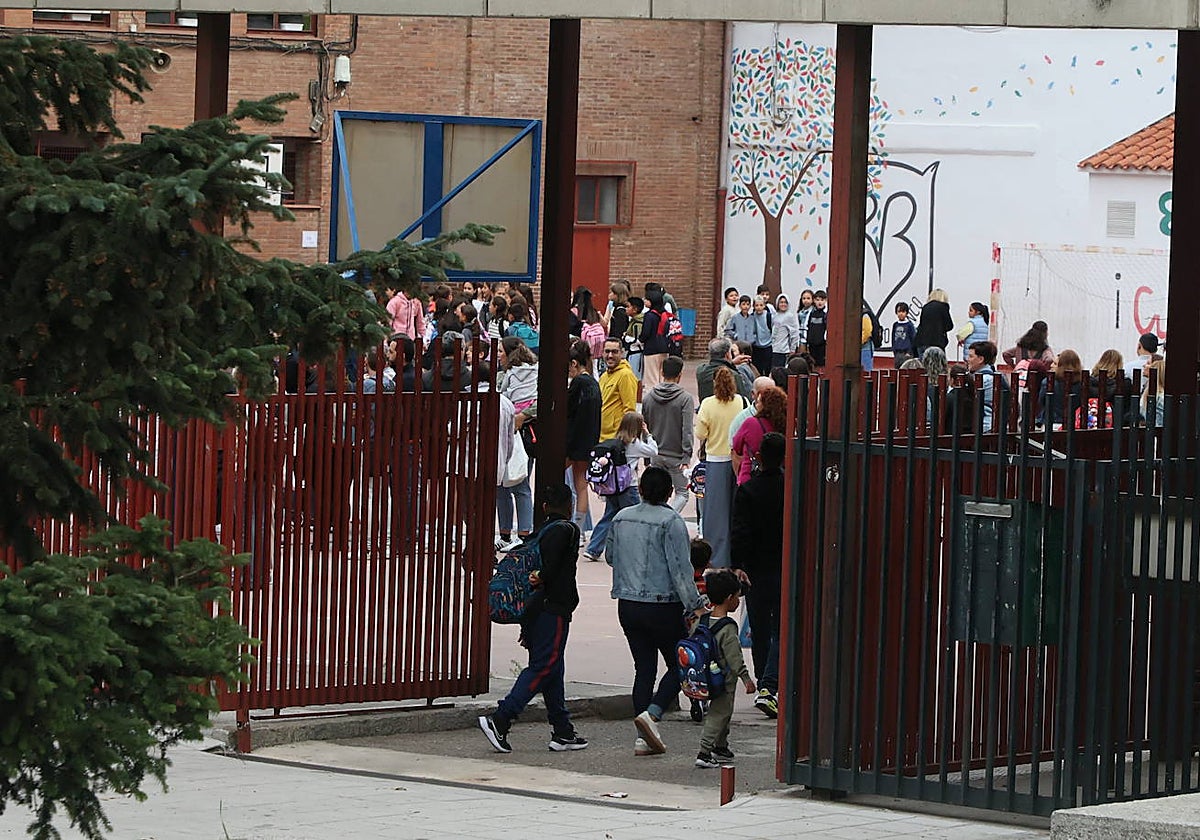 Alumnos y padres a la entrada de un centro de Salamanca el día de la vuelta al cole.
