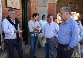 Justo Hernández junto a Pablo y Óscar Chopera en el patio de cuadrillas.