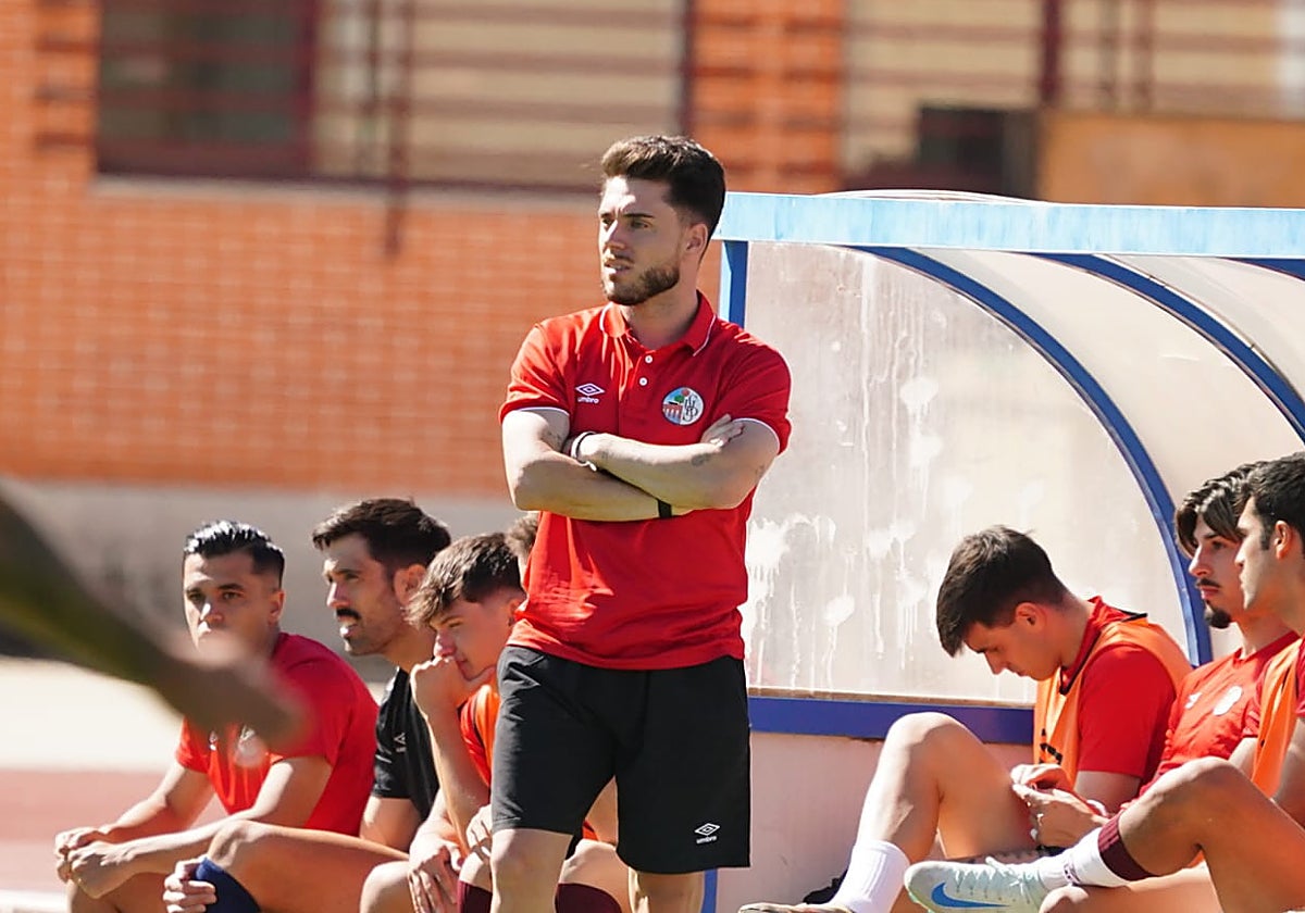Jorge García, junto al banquillo en Las Pistas.