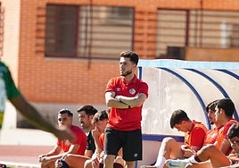 Jorge García, junto al banquillo en Las Pistas.