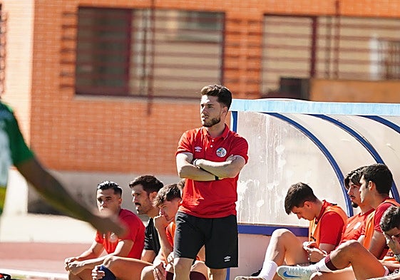 Jorge García, junto al banquillo en Las Pistas.