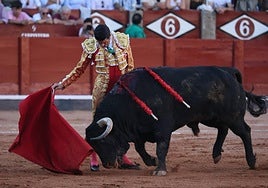 Natural con la mano derecha de Emilio de Justo ante la entregada embestida de Buenasuerte, el toro de Garcigrande indultado en La Glorieta.