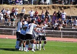 Los jugadores del Salamanca sacan la camiseta de su compañero Davo en la celebración del primer gol.
