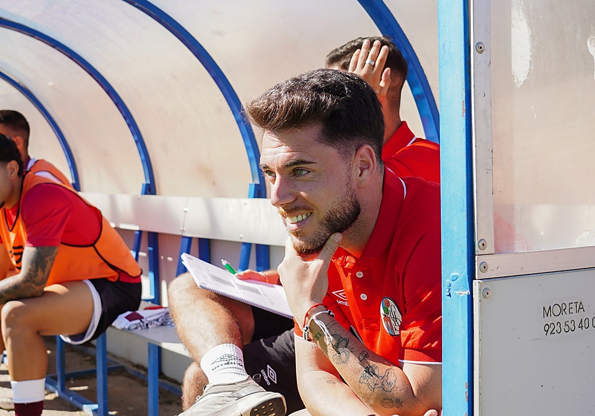 Jorge García, siguiendo el partido desde el banquillo.