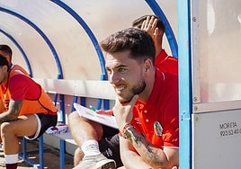 Jorge García, siguiendo el partido desde el banquillo.