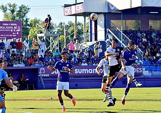 Farru trata de cabecear una jugada a balón parado a favor de Unionistas.