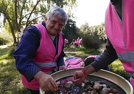 Voluntarios en la actuación de VoluntaS de eliminación de almeja asiática en El Tormes.