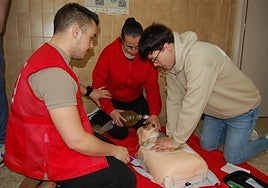 Imagen de un curso de formación en primeros auxilios.