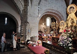 La imagen de la Virgen de la Vega preside las celebraciones eucarísticas en su honor en la iglesia