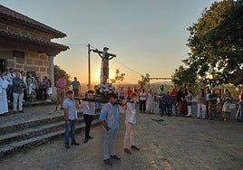 Momento de la puja para colocar al Cristo en su trono al final de la procesión desde la iglesia a la ermita