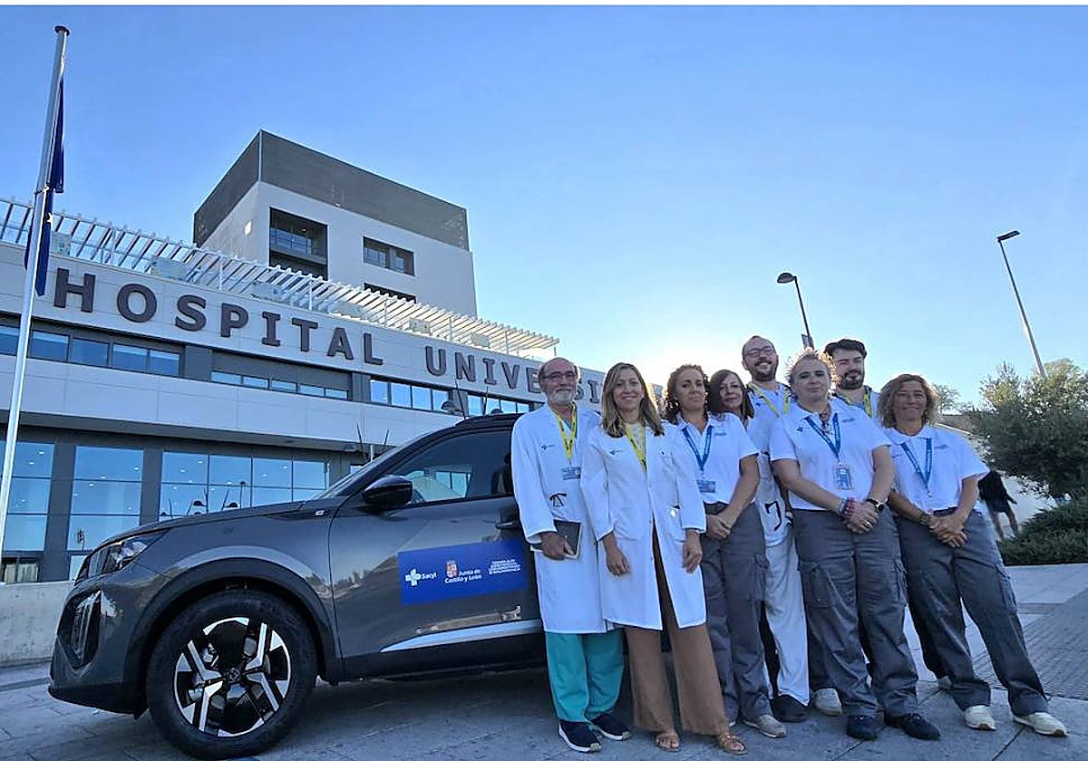 Integrantes de la nueva unidad, junto al vehículo que usarán para desplazarse a los domicilios.