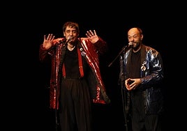 Javier Cansado (der.) junto a Faemino en uno de sus shows en Salamanca.