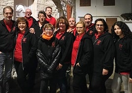 Todos los integrantes de la peña El Chiringito posando junto al local.