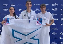 Samuel Herrera posa junto a Carla y Daniel, también medallistas en el torneo.