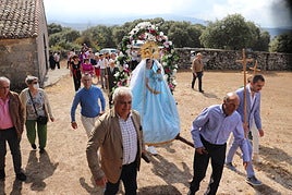 La Virgen del Carrascal procesionará por la plaza de toros de la ermita, que acogerá un festejo taurino.