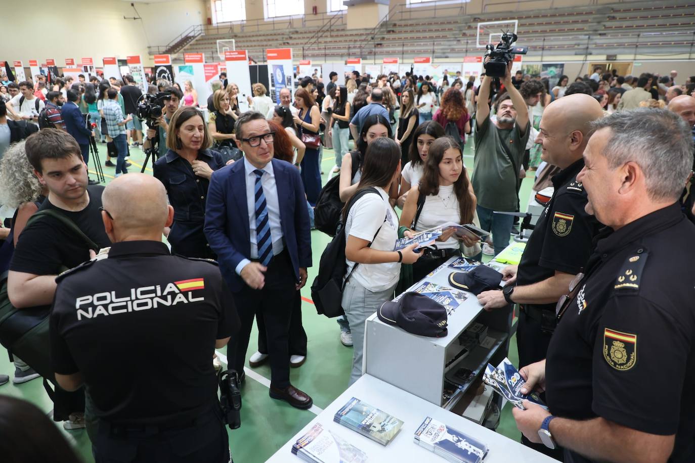 Pistoletazo de salida al curso: gran ambiente en la Feria de Bienvenida de la Universidad