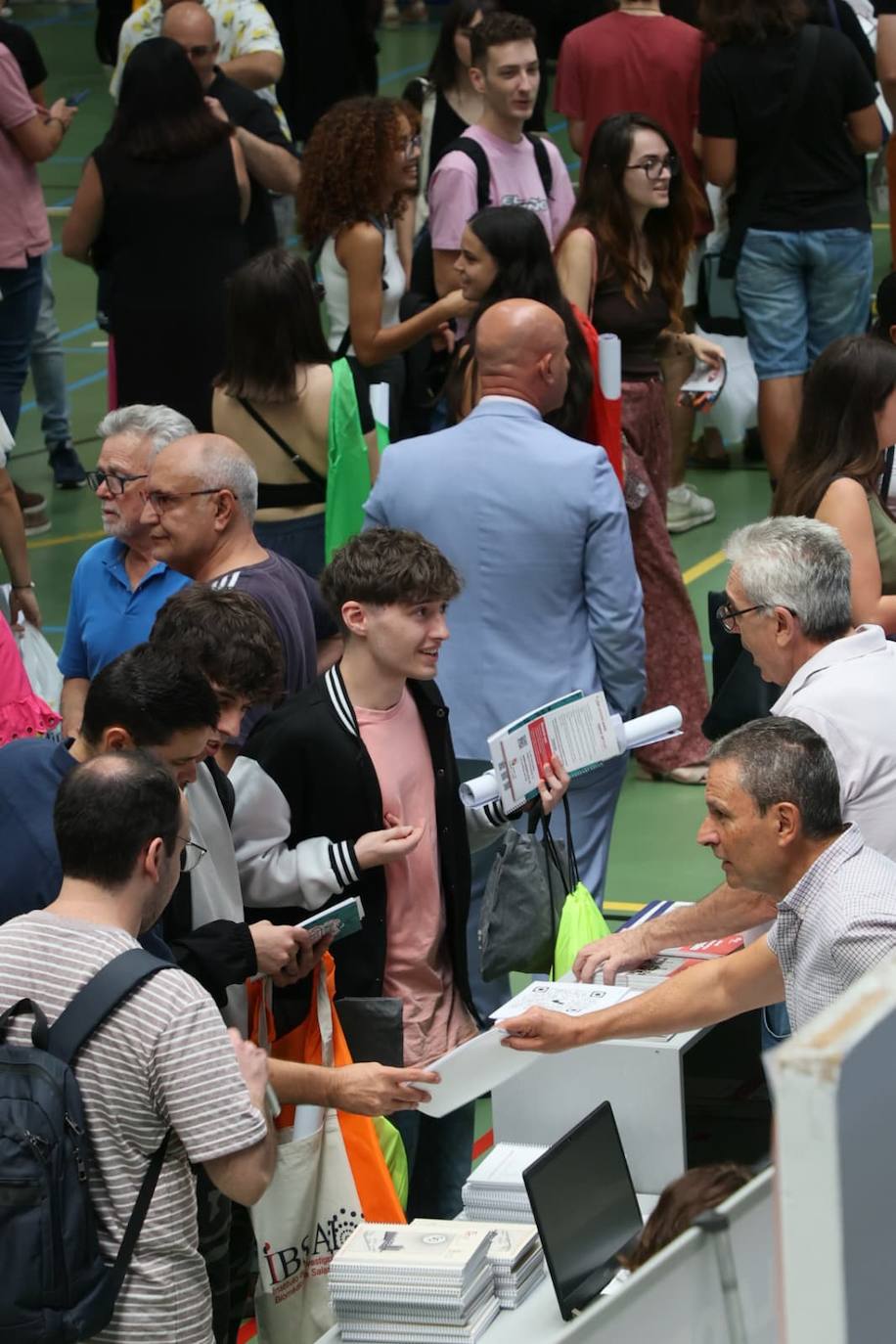 Pistoletazo de salida al curso: gran ambiente en la Feria de Bienvenida de la Universidad